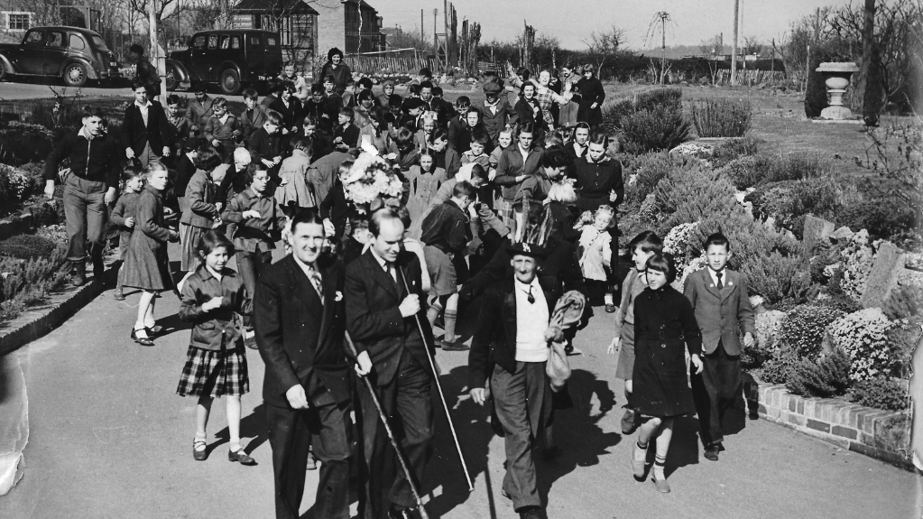The Tutti-men and supporters leaving Hungerford Hospital, Hocktide 1955